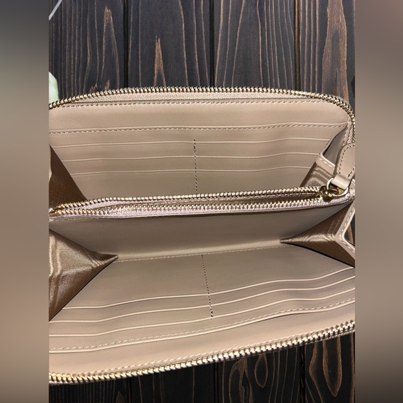 BURBERRY LS LG Zip Around Wallet - Picture 2 of 8